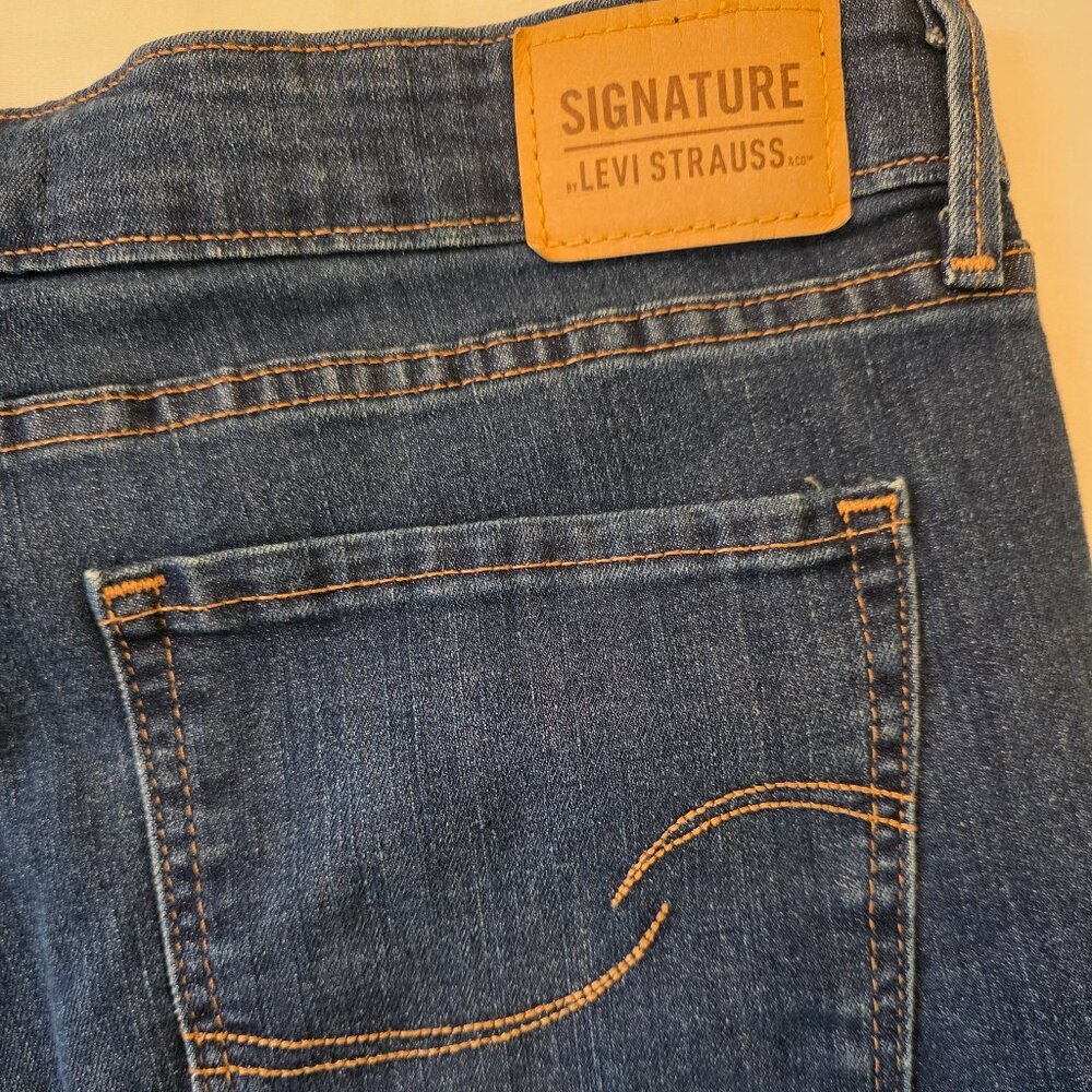 Signature by Levi Strauss Women's Rollup Bermuda Shorts, Size 12/31 - Picture 3 of 9